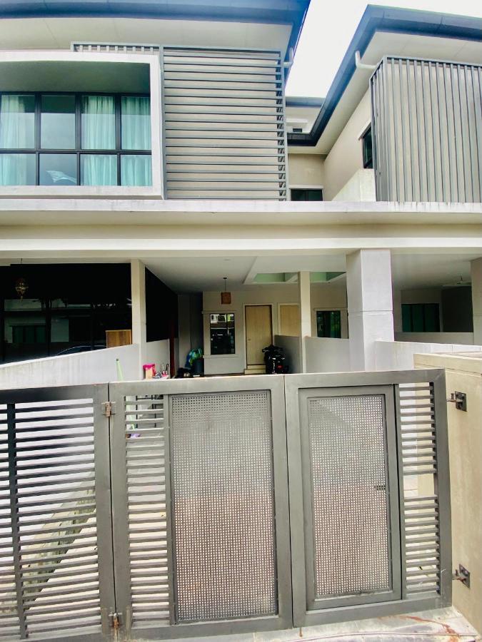 Faizal Madhi Homestay Kuching Exterior foto
